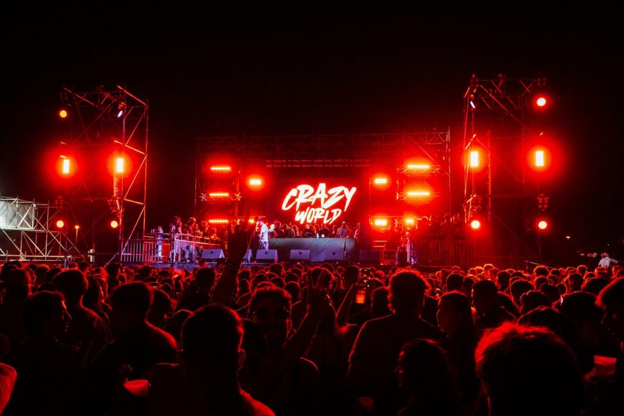 Únete al sonido techno de Crazy World